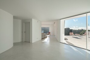 Entry hall (to master bedroom, kitchen and living room)