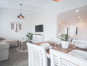Well set up apartment, open concept, all the essentials to enjoy a relaxing stay by the Indian Ocean.