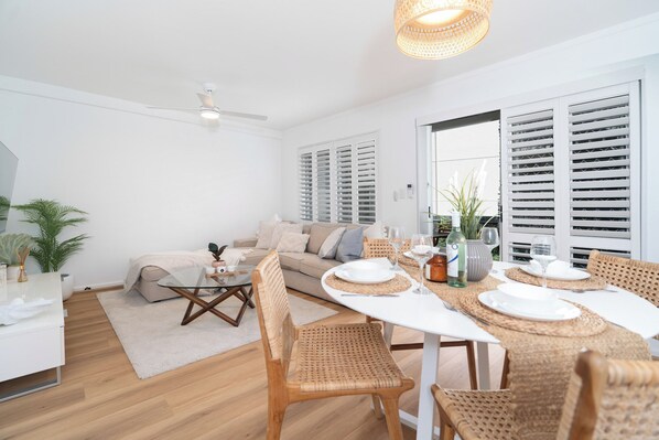 Come escape and relax in this renovated ground floor, wonderfully outfitted apartment only 75m to the beach