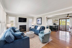 DU704: Slumbering Duck | Mid Level Living Area