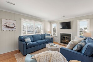 DU704: Slumbering Duck | Mid Level Living Area