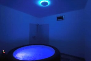 Indoor spa tub