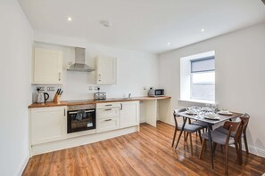 Canalside Lofts Apartment, Burnley - Host & Stay