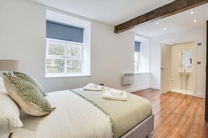 Canalside Lofts Apartment, Burnley - Host & Stay