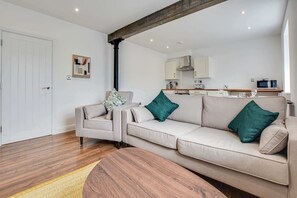 Canalside Lofts Apartment, Burnley - Host & Stay