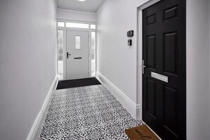 Apartment 1, Upton House, Northampton - Host & Stay