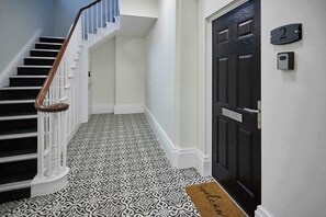 Apartment 2, Upton House, Northampton - Host & Stay 
