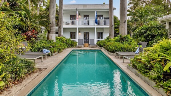Welcome to HOUSE OF THE ROYAL PALMS...