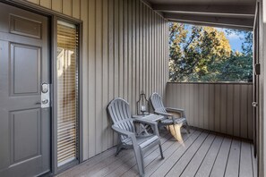 Enamored at Eagle Crest- Front Patio Seating