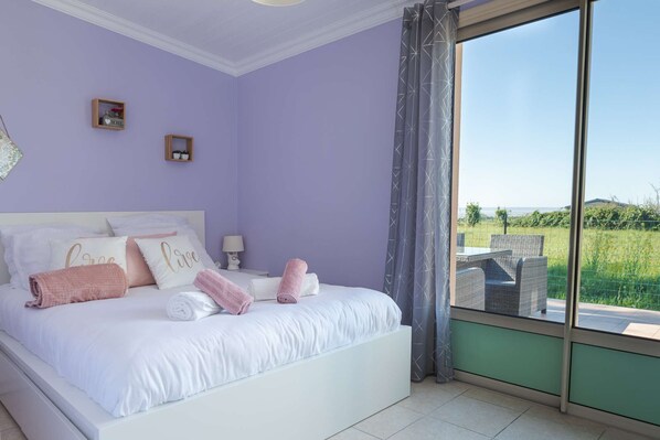 Descubra esta bonita habitación con una cómoda cama para una noche de sueño reparador. La ventana francesa aporta la suavidad de la luz y se abre a la pequeña terraza y a la magnífica vista del monte St Michel y su bahía.