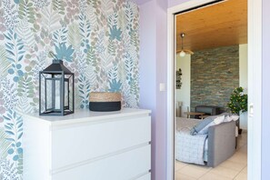 Este dormitorio está equipado con una cómoda con 4 cajones para darte todo el almacenamiento que necesitas.