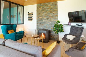 Disfrute de esta cómoda y agradable sala de estar con su estufa de leña para envolver las noches de invierno.