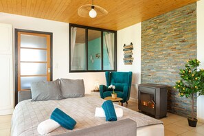 Este sofá cama es muy cómodo, tamaño 160 porque pensamos en la comodidad de todos nuestros viajeros. Esta cama junto a la chimenea te traerá noches dulces y cálidas.