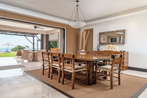Luxury Dining Table Seats up to 8 Guests 
