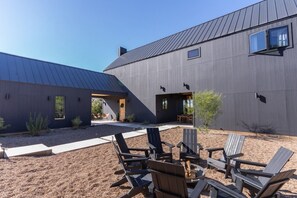 Courtyard w Fire Pit 