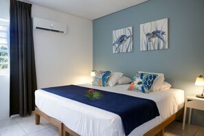 The bedroom with king-size bed, airconditioning and safe