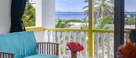 The spacious balcony with ocean views of Divers Paradise 6