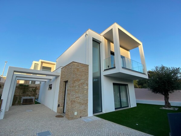 Casa do Cruzeiro, Foz do Arelho, nahe dem Strand und der Óbidos-Lagune. Modernes Ambiente, Garten und Freizeitbereich. Ideal für Familien und Gruppen im Westen