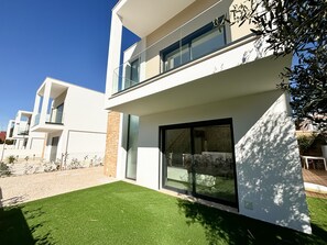 Casa do Cruzeiro, Foz do Arelho, nahe dem Strand und der Óbidos-Lagune. Modernes Ambiente, Garten und Freizeitbereich. Ideal für Familien und Gruppen im Westen