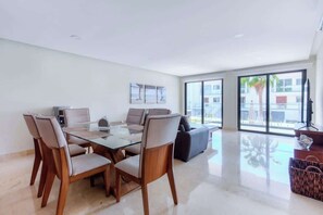 The dining table can comfortably accommodate 6 guests for sit-down meals