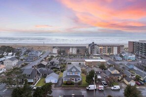 Roxie's Retreat is perfectly situated a few blocks from the beach and downtown.