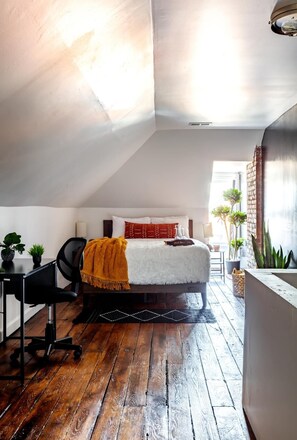 the jungle bedroom is filled with real plants & positive vibes 🌿 perfect for couples, solo travelers or families