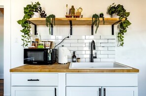 whether it’s breakfast or cocktails, this kitchen is ready for it all 😎 includes blender, coffee maker & more