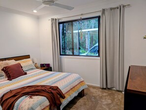 bedroom 1- queen bed
