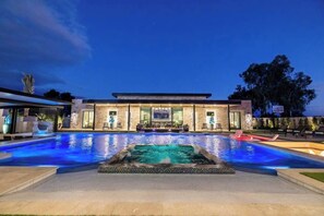 Pool Walk In. 