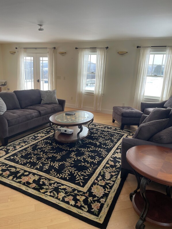 Livingroom with 1 pullout couch