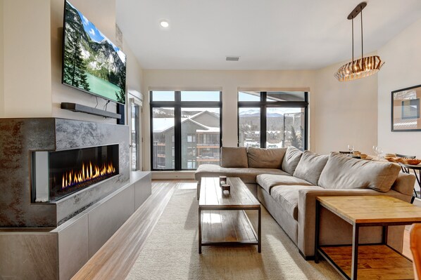Cozy Living Room With 55" HD TV For Movie Nights!