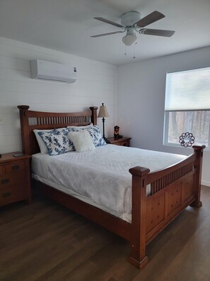 Bedroom 1 Queen bed