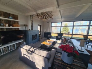 spacious living room with direct acces to screened in deck
