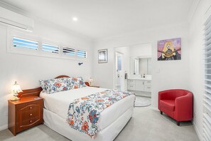 Master Queen bed with en suite bathroom