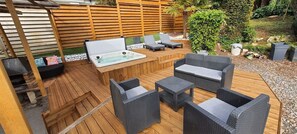 Outdoor spa tub