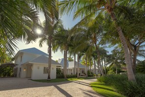 8 BDR villa walking distance from private beach with service staff (6470)