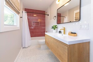 Zinnia Deluxe Double Queen Room - Bathroom with tub