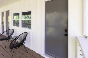 Zinnia Deluxe Double Queen Room - Entrance