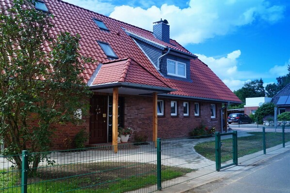Außenseite Ferienhaus [Sommer]