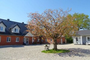 Außenseite Ferienhaus [Sommer]