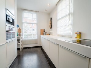 Flooring, Interior Design, Countertop, Küche, Fussboden, Cabinetry, Decke, Küchengerät, Armatur, Zuhause