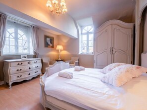 Möbel, Interior Design, Schlafzimmer, Bett, Fussboden, Beleuchtung, Linens, Bettdecke, Bedding, Decke
