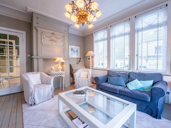 Möbel, Interior Design, Flooring, Fussboden, Decke, Couch, Holz, Zimmer, Wohnzimmer, Wohnung