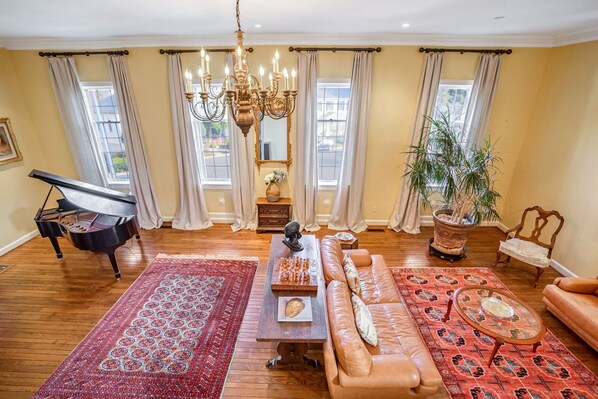 View to living room -15&quot; celings