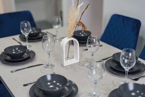 An exquisite setting for both intimate meals gatherings.
