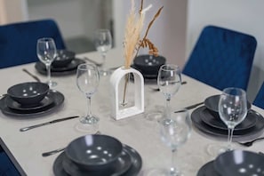 An exquisite setting for both intimate meals gatherings.
