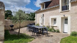 Terrasse pavee et dejeuner - Grange A Porteau du Domaine des Cyclamens