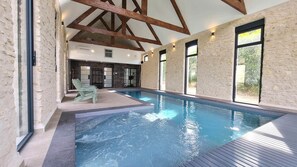 Piscine chauffée toute l'année, en exclusivité aux beaux jours - Domaine des Cyclamens