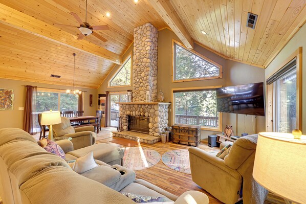 Strawberry Vacation Rental | 4BR | 3BA | 2,750 Sq Ft | 2 Steps to Enter