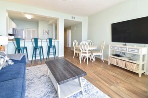 Breakfast Bar and Dining Area
